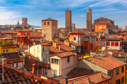 Fotografía Aerial view of Bologna Cathedral and towers towering above of the roofs of Old T