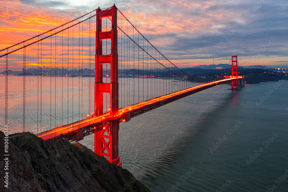 The sun rises over San Francisco and the Golden Gate Bridge - obrazy, fototapety, plakaty 