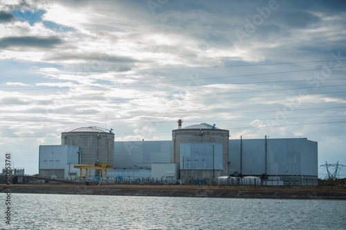 Fotografie, Obraz centrale nucléaire de Fessenheim au bord du Rhin par ciel nuageux