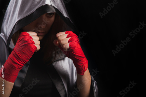 Dekoracja na wymiar  bokserka-toczy-walke-z-cieniem-srebrnym-strojem-bokserskim-i-czerwonymi-bandazami-bokserskimi-czarnym-tlem