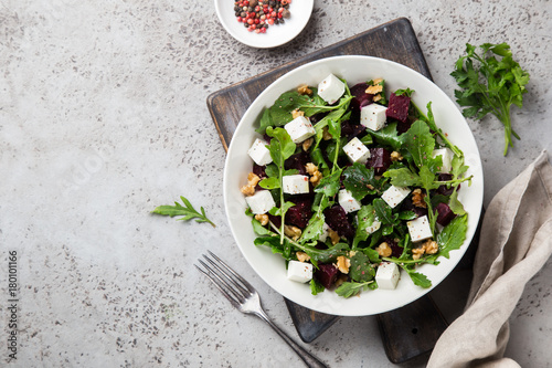 Fotomural beetroot, arugula, feta cheese and walnut salad