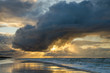 Dramatyczny zachód słońca nad Morzem Bałtyckim