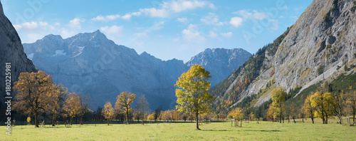 Plakat Jesień na ziemi klonu w Karwendel, panorama krajobrazu