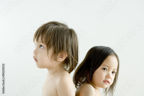 上半身裸で背中合わせになる少年と少女 Stock Photo Adobe Stock 上半身裸で背中合わせになる少年と少女 Stock Photo Adobe Stock