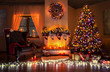 Aufwendig geschmücktes Weihnachtszimmer mit wunderschönen Weihnachtbaum und Geschenken