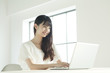 © amanaimages - パソコンを使う20代女性