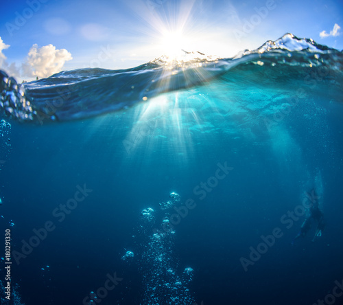 Dekoracja na wymiar podwodna-sceneria-granatowa-woda-oceanu-babelki-powietrza-rozszczepiajaca-sie-linia-wodna