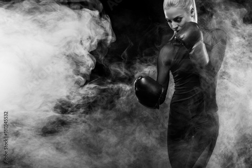 Dekoracja na wymiar  silna-wysportowana-kobieta-bokserka-boks-na-treningu-na-czarnym-tle-koncepcja-boksu-sportowego
