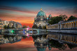 Der Berliner Dom an der Spree bei Sonnenuntergang