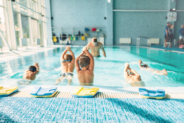 Wall Mural - Kids trying to dive in swimming pool