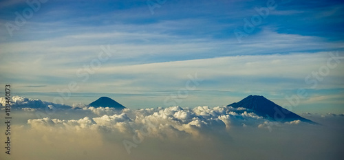 Zdjęcie XXL Samolotowy widok nad góry Agung vulcano Bali Indonezja z chmurą