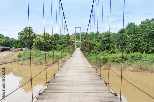 Fototapeta most linowy  szeroka-rzeka-z-linowym-mostem