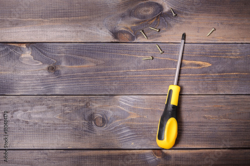 Cuadros en Lienzo Screwdriver cross on a gray, wooden background
