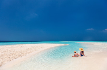 Canvas Print - Mother and daughter at beach