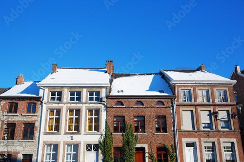 Plakat stare budynki w malowniczym małym mieście Limbourg, Belgia
