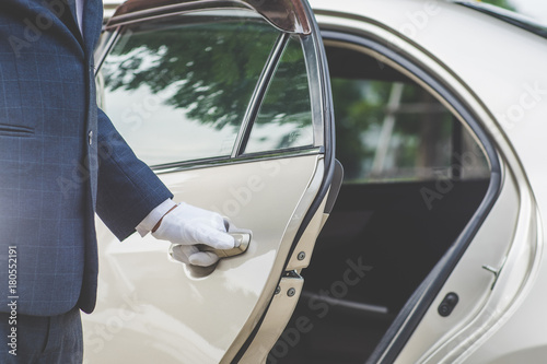 Businessman Handle Limousine Door Car Tableau sur Toile
