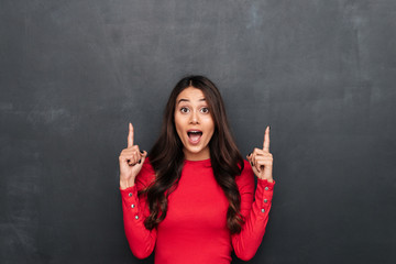 Poster - Shocked young beautiful woman pointing.