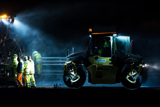 Fototapete - Manutenzione autostrade di notte