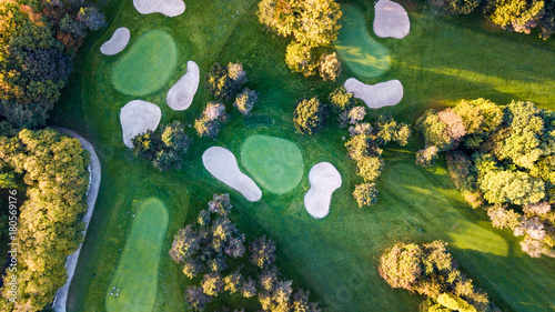 Dekoracja na wymiar  widok-z-drona-na-pole-golfowe-z-kolorowymi-drzewami