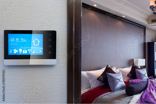 Plakat inteligentny ekran z inteligentnym domem z nowoczesną sypialnią