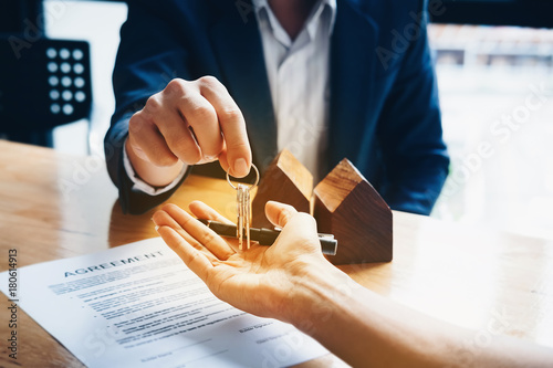 Fotomural Real estate agents agree to buy a home and give keys to clients at their agency's offices