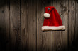 © angelo esslinger - Weihnachstmütze an der Holzwand