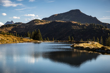  Berge spiegeln sich im See mit Ausblick auf die Landschaft
