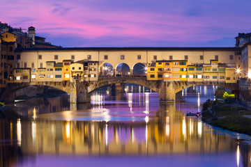 Fototapete - River Arno and famous bridge Ponte Vecchio at sunset in Florence, Tuscany, Italy