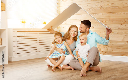 Plakat koncepcja mieszkaniowa młodej rodziny. ojciec matki i dzieci w nowym domu