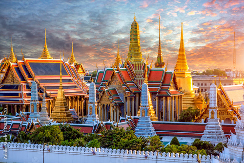 Cuadros en Lienzo Grand palace and Wat phra keaw at sunset at Bangkok, Thailand