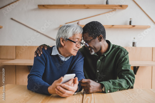 Senior couple sitting indoors Tapéta, Fotótapéta