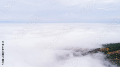 Obraz na płótnie Góry z dużą ilością mgły widok z lotu ptaka