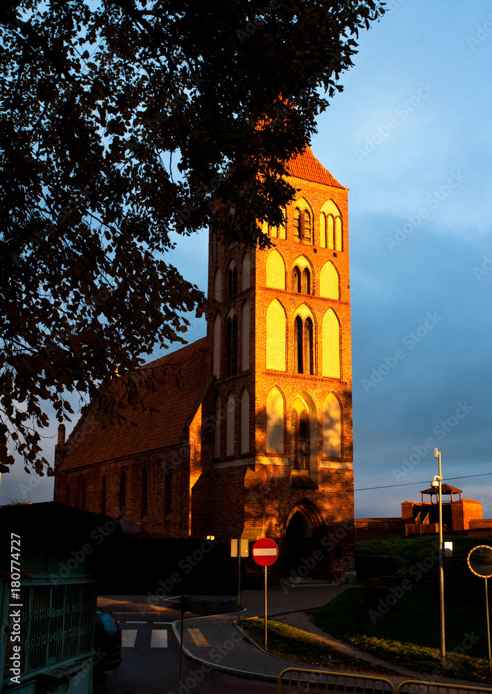 Gotycki kościół Ducha Św. z XIII-XIV w., Chełmno, Polska  - obrazy, fototapety, plakaty 