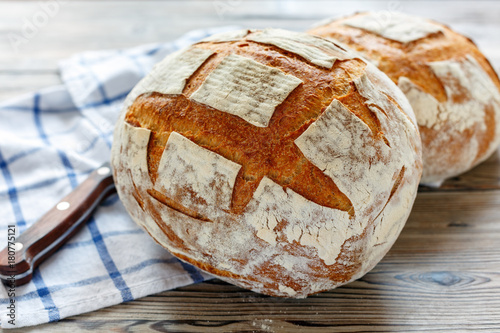 Zdjęcie XXL Bochenki świeżego chleba domowej roboty chleb na zakwasie.