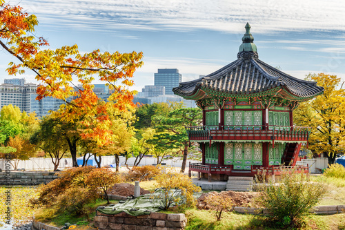 Plakat Hyangwonjeong pawilon wśród kolorowych jesieni drzew w Seul