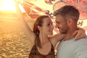 Poster - Glückliches Paar am Strand