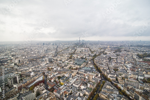 Plakat Paryż, Francja - listopad 2017. Areal widok na Paryż z wieży Eiffla w oddali