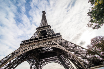 Paryż, Francja - listopada 2017. Wieża Eiffla w słoneczny dzień. Najlepsze miejsca turystyczne w Paryżu w Europie