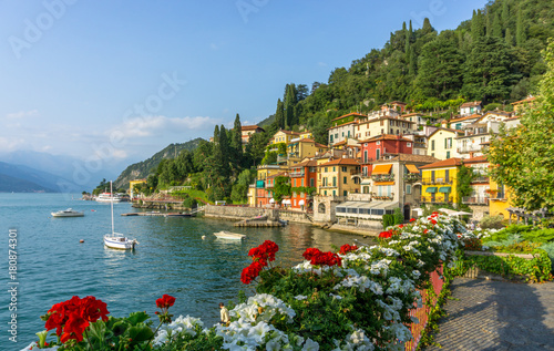 Fotografía Flowers at Varenna, Lake Como, Italy