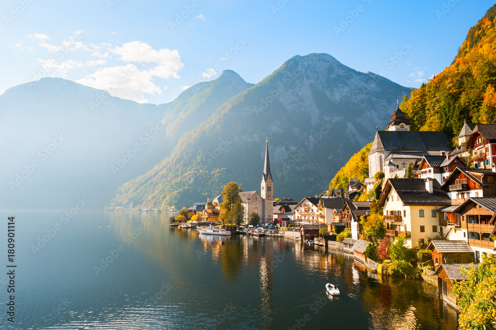 Beautiful and famous Hallstatt village in Austrian Alps in autumn - obrazy, fototapety, plakaty 
