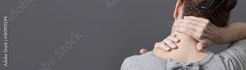 Fotografía self-acupressure for relaxing shoulder and backache, grey long panorama