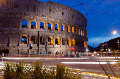 Plakat Colosseum w Rzym, Włochy przy nocą z ruchu drogowego smugowaniem past.