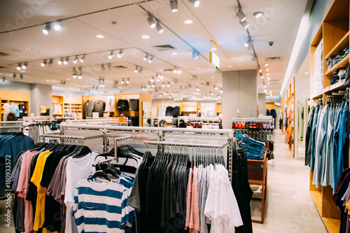 Fotografía Colorful Bright Clothes On Shelves And Hanger In Store Of Shoppi