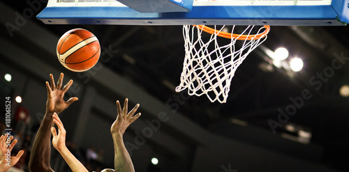 Cuadros en Lienzo scoring during a basketball game - ball in hoop