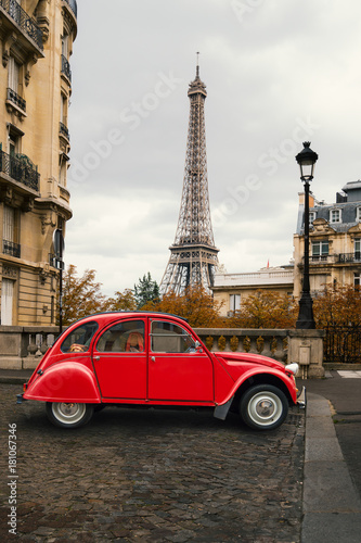 Dekoracja na wymiar  czerwony-samochod-w-paryzu