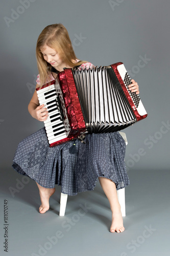 Cuadros en Lienzo accordionist playing an accordion
