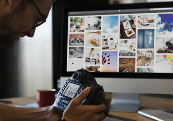 Fototapete - Man viewing photos on his camera