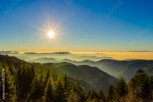 Fotografie, Obraz Traumhafte Aussicht auf Landschaft im Schwarzwald / Schwarzwaldhochstraße