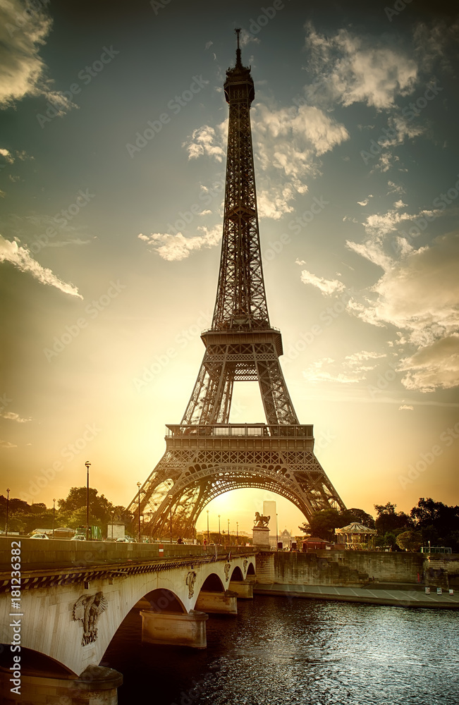 View on Eiffel Tower - obrazy, fototapety, plakaty 