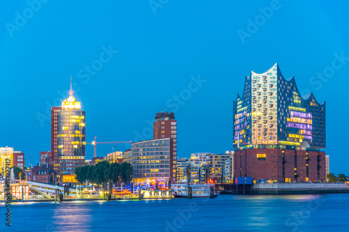 Fotografía Night view of the port of hamburg with the elbphilharmonie building, Germany